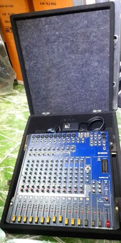 Mesa de som Yamaha MG166 16 canais com case