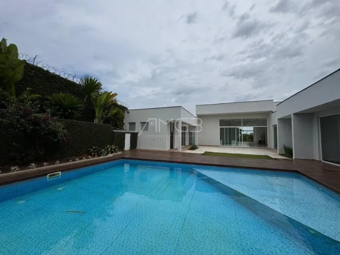 Casa Térrea de Alto Padrão à Venda no Maison Blanche Valinhos com 5 Suítes e Piscina Aquec