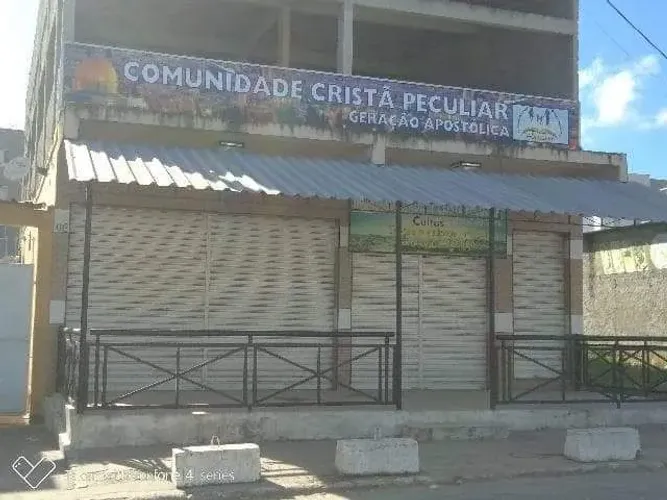 Salão para igreja ótimo acabamento, púlpito pronto, dois banheiros e cinco ventiladores.