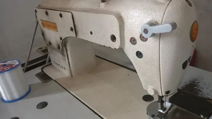 2 máquinas de costura reta 