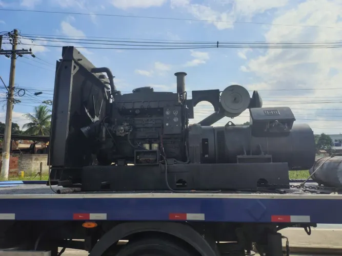 Gerador de energia 440 kVA motor CUMMINS funcionando diesel