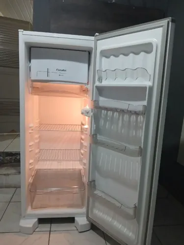 Geladeira Esmaltec - Ótimo estado