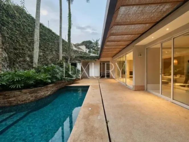 Casa com 350 m², 4 quartos sendo 4 suítes à venda no bairro Alto de Pinheiros.