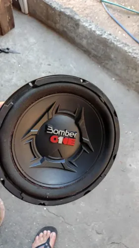 Alto falante sub de 10 polegadas Bomber 200 w