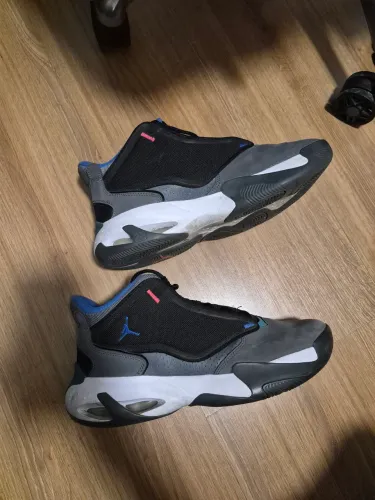 Air jordan Max aura 4