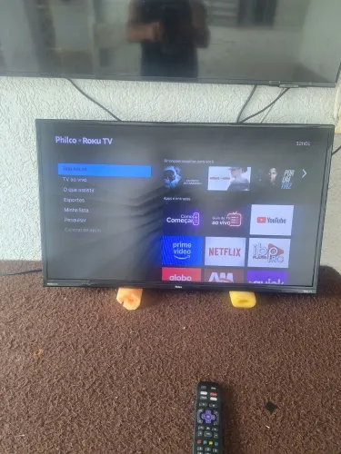 TV SMART 32 POLEGADAS PHILCO ROKU FUNCIONANDO PERFEITAMENTE SEM OS PES ACEITO CARTÃO