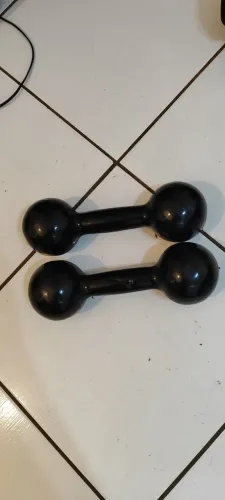 Par de halteres emborrachados de 7,5kg e straps spank