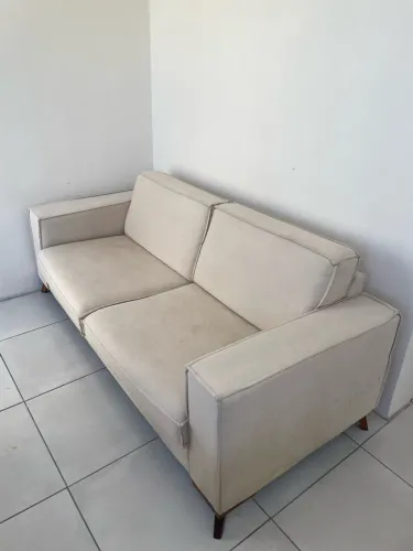 Sofá 3 Lugares Bege - Confortável e em Bom Estado