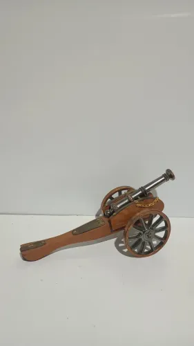 miniatura decorativa de madeira e metal pesado