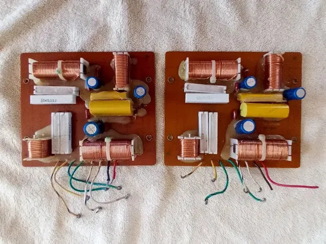 Par de Divisores de Frequência - Crossovers - JBL - PN74600. 3 vias, 8 ohms.