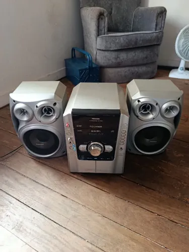 Mini System Panasonic SA-AK640 (aparelho de som com rádio AM/FM e CD player de 5 discos