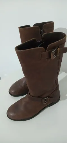 Bota Zara ( cano alto ) em couro legítimo. Tam.34. Nova.