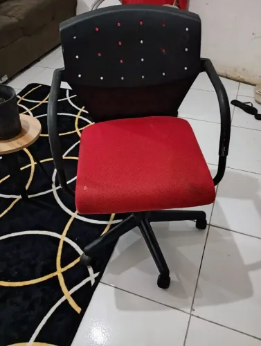Vende-se está cadeira giratória de escritório.