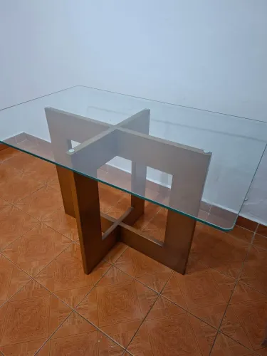 Mesa de vidro com base de madeira maciça 