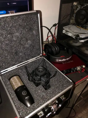 Akg p220