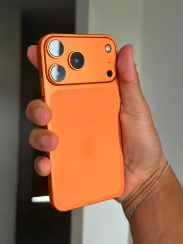 iPhone 11 na carcaça do 17
