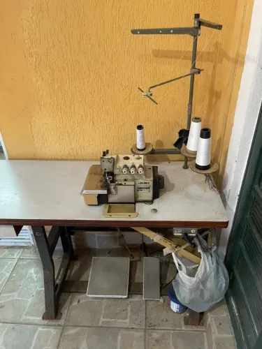 Overloque Juki, bom estado de conservação, funcionando perfeitamente.