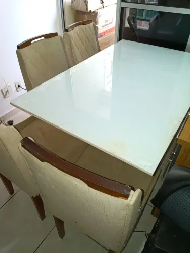 Mesa de jantar com 04 cadeiras