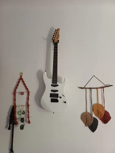 Guitarra pouca usada