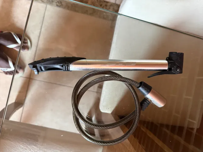 Bomba de encher pneu de bike e trava roda.