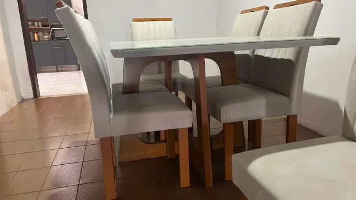Mesa com 6 cadeiras