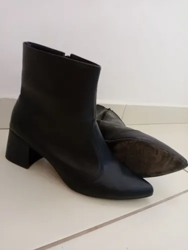 Par de botas cano curto salto médio tamanho 39/40