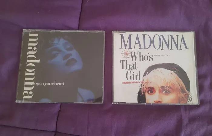 Madonna 2 CDs Singles Yellow Edition.