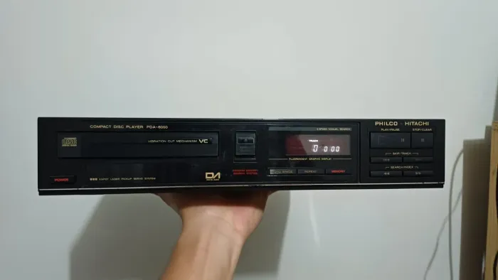Cd player Philco Hitachi pda-6000 liga, dá pra ouvir o motor, mas não abre a bandeja
