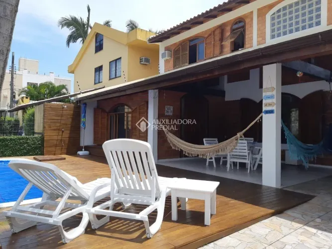 Casa 4 dormitórios 198m² privativos 3 vagas de garagem no bairro Canasvieiras