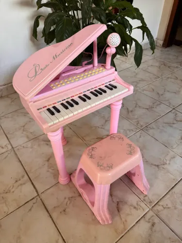 Piano Infantil ?Little Musician? com Banquinho e Microfone
