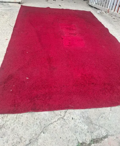 tapete grande ele tem 3 m por 2 só tem que levar aceito pix