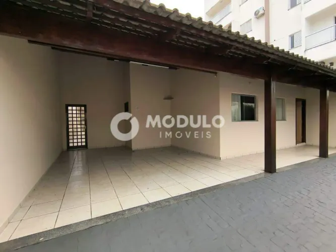 Casa disponivel para locação no bairro Tabajaras.