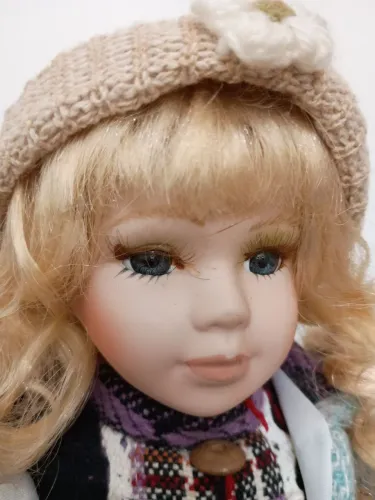 Linda boneca em porcelana