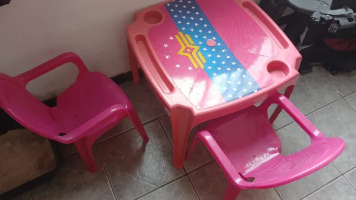 Cadeira infantil rosa com duas cadeiras
