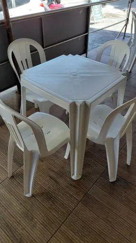 Jogo de mesa com 4 cadeiras de plástico branco