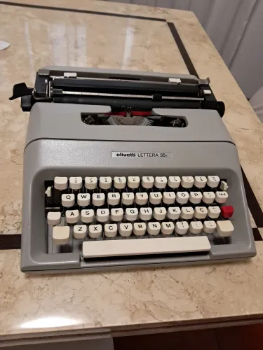 Olivetti Lettera 35 máquina de escrever clássica.