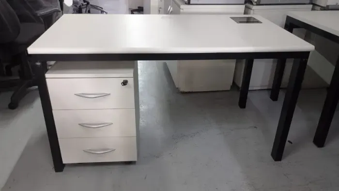 Mesa Com Gaveteiro Com Pé Preto - Para Ambiente De Escritório 