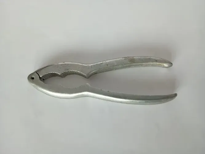 Quebra nozes e castanhas em alumínio - 15,5cm - Vintage
