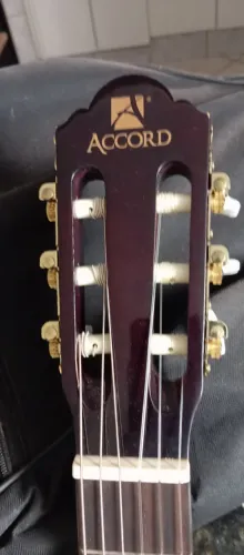 Violão Accord com estojo em lona.