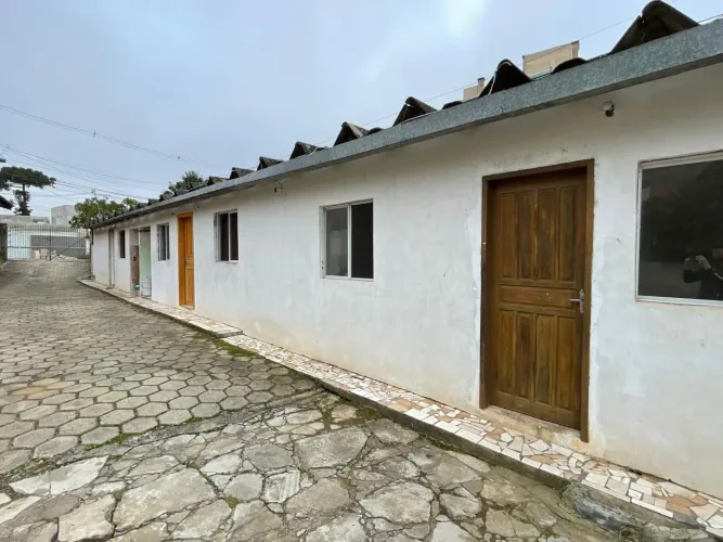 Alugo casa no Capão Raso - leia o anúncio