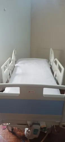 Cama hospitalar elétrica com controle