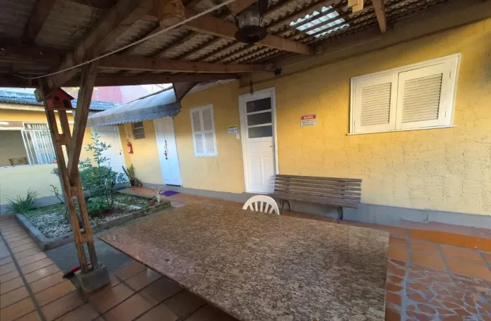 Aluga-se no bairro Batel, conjugado com quarto, banheiro e cozinha