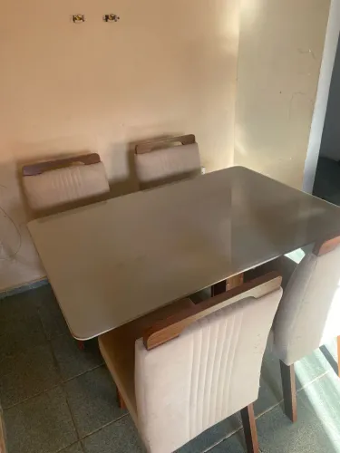 Mesa de Jantar com 4 Cadeiras Estofadas (Tampo de Vidro)