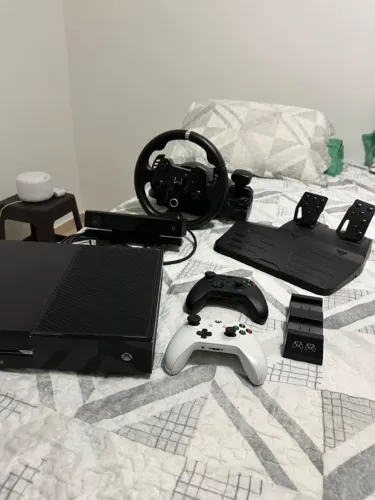 Xbox one FAT + Kinect + 2 controles+ Volante Artaxes