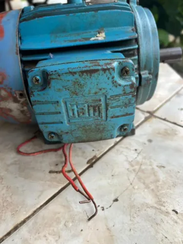 Motor elétrico trifásico