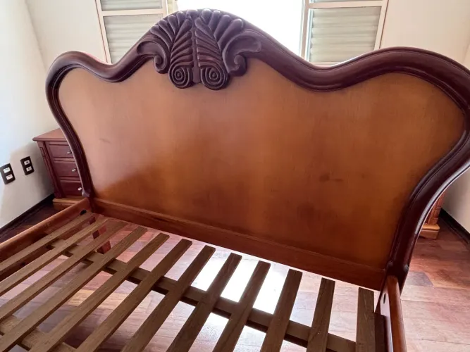 Cama de Casal em Madeira Entalhada - Elegância e Sofisticação