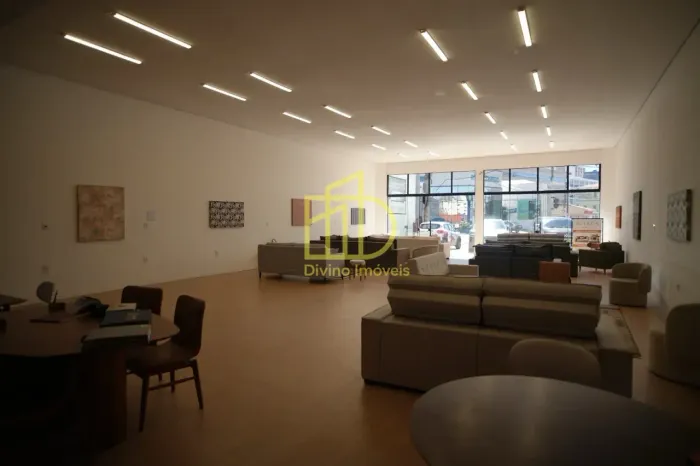 Salão Comercial Imponente com Pé-Direito Duplo e Fachada em Vidro Av. Moreira César (Cent