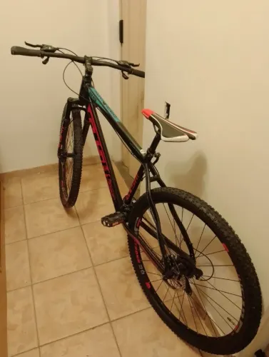 Vendo Caloi GTS Advanced aro 29 freio a disco 21 marchas- Extremamente nova.