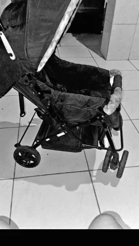Carrinho de bebê.