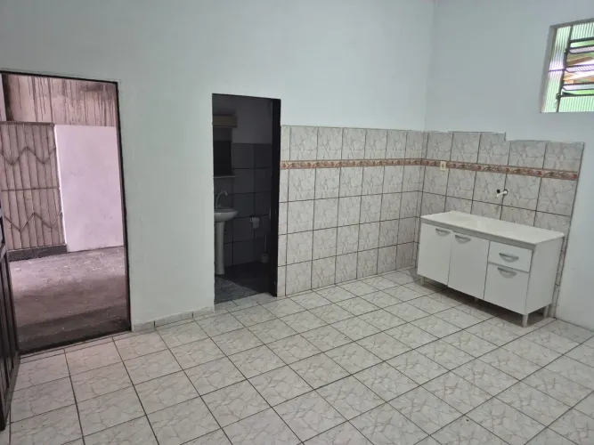 Alugo kitnet próximo ao mercado Brasília na rua das Cegonhas Iririú 